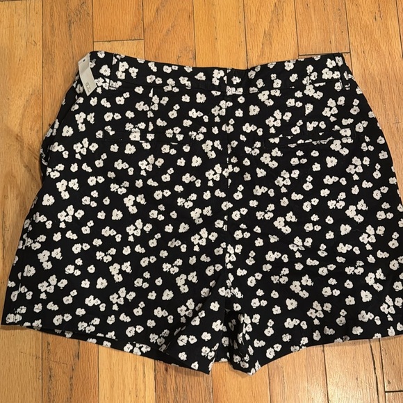 Amazon Essentials | floral woman shorts | black & white | NWT | size 12 - Picture 5 of 5
